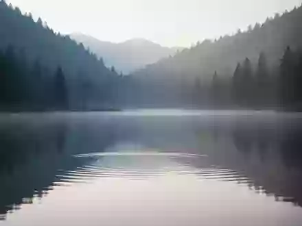 Ein ruhiger Bergsee im sanften Licht der Morgendämmerung, der eine Atmosphäre von Stille und Gelassenheit vermittelt. - Foto: über boerse-global.de