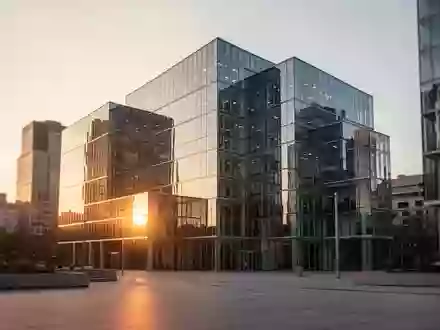 Ein modernes Bürogebäude aus Glas und Stahl im Finanzviertel im Licht der Abendsonne. - Foto: über boerse-global.de