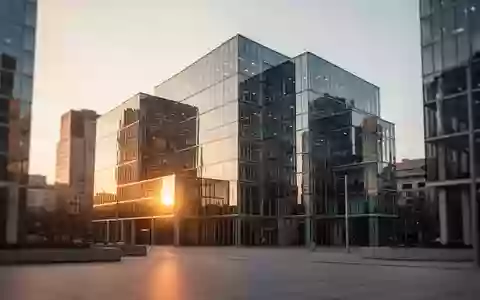 Ein modernes Bürogebäude aus Glas und Stahl im Finanzviertel im Licht der Abendsonne. - Foto: über boerse-global.de