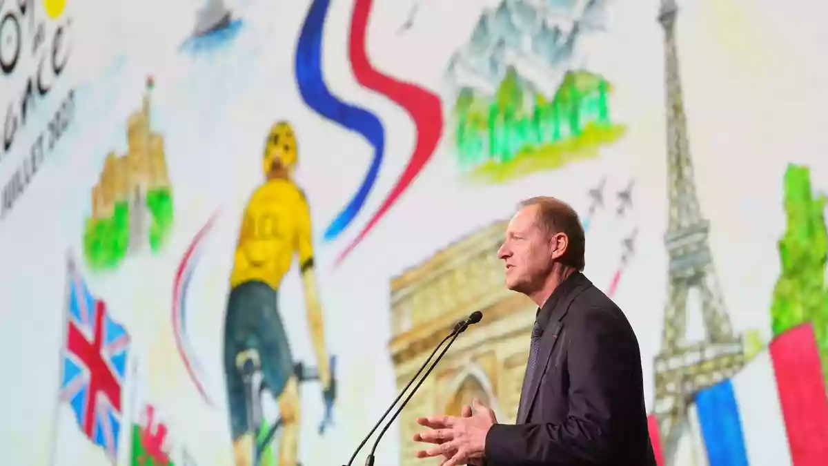 Tour-Chef Christian Prudhomme präsentiert die Strecke für 2027. - Bild: Thibault Camus/AP/dpa
