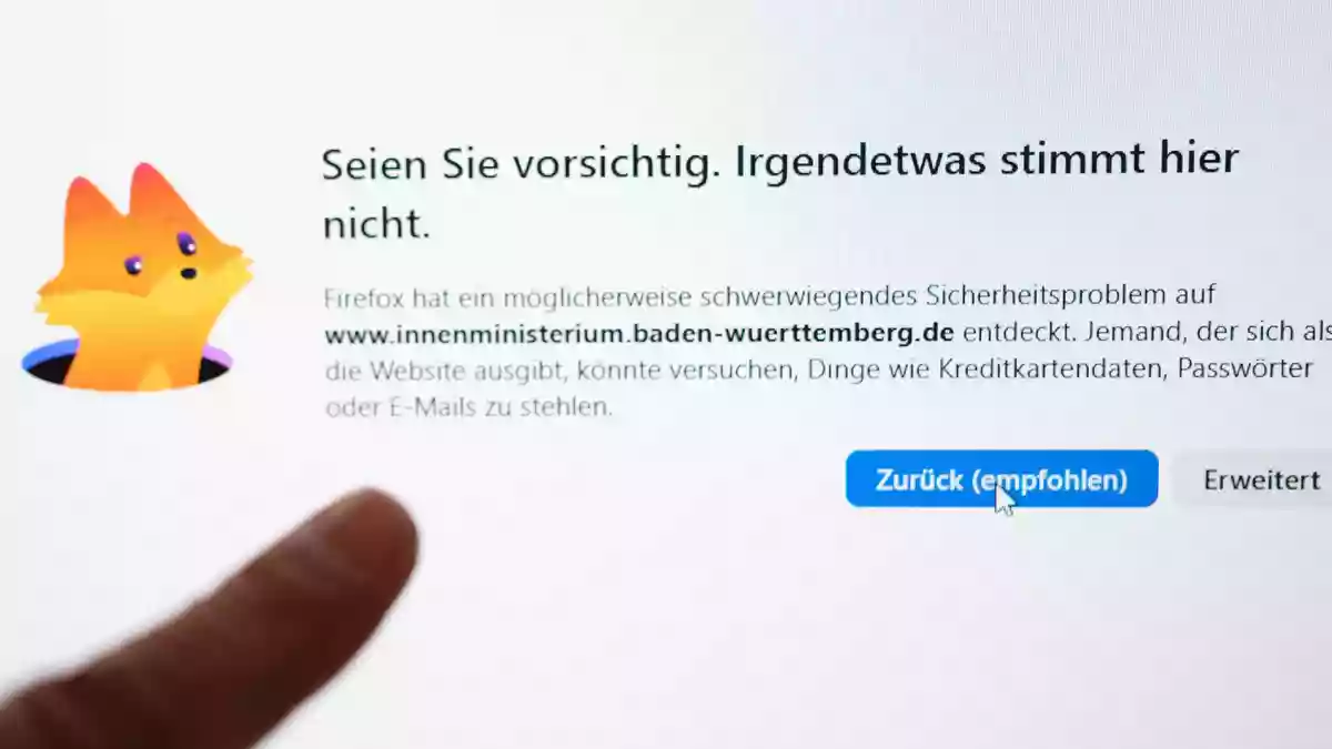 «Systeme, für die aktuell noch kein Sicherheitsupdate eingespielt werden konnte, dürfen unter keinen Umständen weiter am Netz bleiben.» - Bild: Bernd Weißbrod/dpa