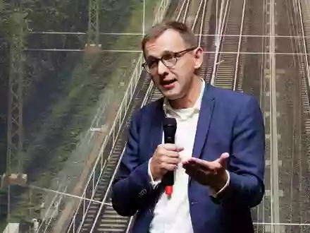 Der Chef der DB InfraGo, Philipp Nagl, hofft auf mehr PĂĽnktlichkeit nach der Sanierung besonders heikler Strecken ab 2029. (Archivbild) - Foto: Carsten Koall/dpa
