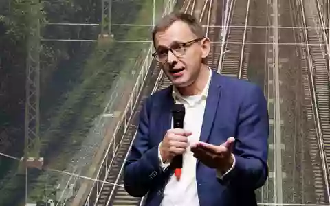 Der Chef der DB InfraGo, Philipp Nagl, hofft auf mehr Pünktlichkeit nach der Sanierung besonders heikler Strecken ab 2029. (Archivbild) - Foto: Carsten Koall/dpa