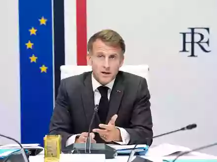 Präsident Emmanuel Macron möchte wieder Ruhe in Frankreich einkehren lassen. - Foto: Teresa Suarez/Pool AP/AP/dpa