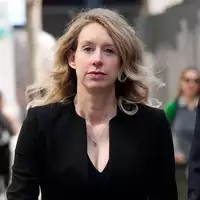 Eine Dokumentation über die ehemalige Theranos-Chefin Elizabeth Holmes kommt im Dezember nach Deutschland. (Archivbild) - Foto: Jeff Chiu/AP/dpa