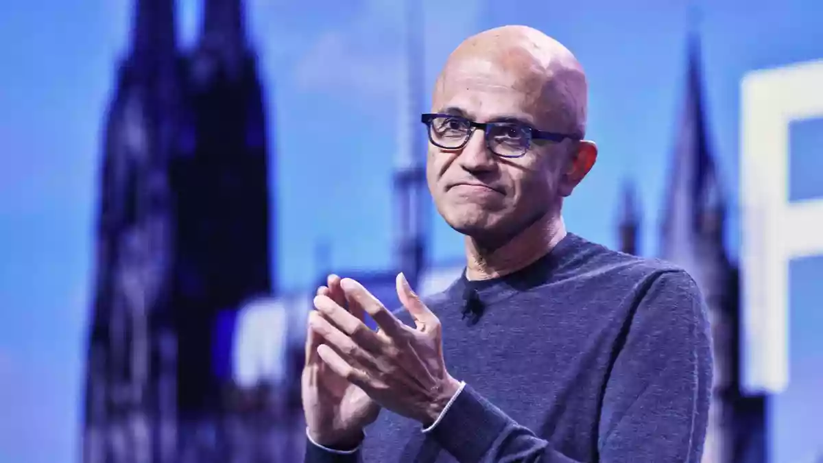 Der Vorstandsvorsitzende von Microsoft, Satya Nadella, wirbt um das Vertrauen europäischer Kunden. - Bild: Oliver Berg/dpa