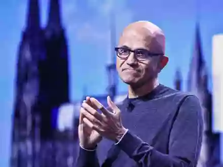Der Vorstandsvorsitzende von Microsoft, Satya Nadella, wirbt um das Vertrauen europäischer Kunden. - Foto: Oliver Berg/dpa