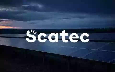 Moderne Solaranlage in der Dämmerung, die eine angespannte Marktstimmung im Bereich erneuerbare Energien symbolisiert. - Foto: über boerse-global.de