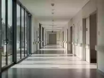 Moderner, leerer Krankenhausflur mit einfallendem Tageslicht und minimalistischer Architektur. - Foto: über boerse-global.de