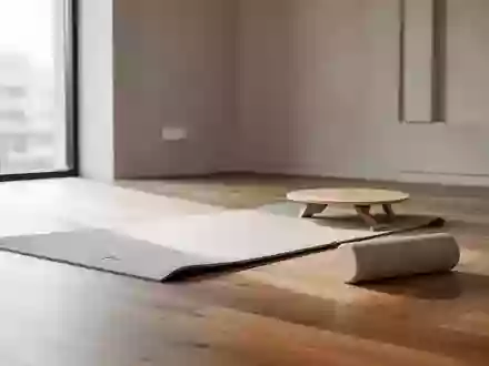 Ein heller, minimalistischer Übungsraum in einer Physiotherapiepraxis mit einer leeren Matte und einem Balance-Board. - Foto: über boerse-global.de