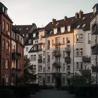 Mehrgeschossige Wohngebäude in einem dicht bebauten Wohnviertel in Mannheim bei Tageslicht. - Foto: über boerse-global.de