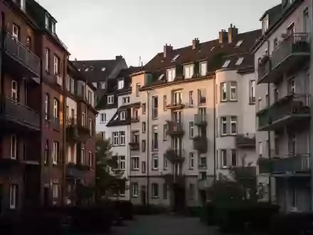 Mehrgeschossige Wohngebäude in einem dicht bebauten Wohnviertel in Mannheim bei Tageslicht. - Foto: über boerse-global.de
