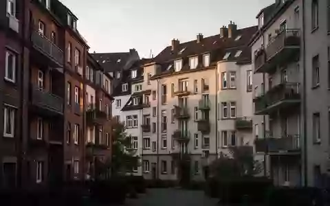 Mehrgeschossige Wohngebäude in einem dicht bebauten Wohnviertel in Mannheim bei Tageslicht. - Foto: über boerse-global.de