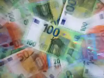 Die bessere Konjunktur spült etwas mehr Geld in die Kassen. (Illustration) - Foto: Karl-Josef Hildenbrand/dpa