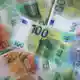 Die bessere Konjunktur spült etwas mehr Geld in die Kassen. (Illustration) - Bild: Karl-Josef Hildenbrand/dpa