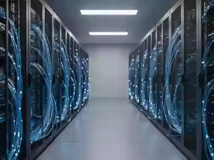 Modernes Rechenzentrum mit leuchtenden Glasfaserkabeln und Server-Racks in einer minimalistischen Umgebung. - Foto: über boerse-global.de