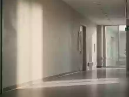 Ein heller, minimalistischer Krankenhausflur mit sanftem Lichteinfall, der eine ruhige und klinische Atmosphäre vermittelt. - Foto: über boerse-global.de