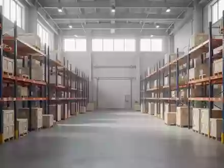 Ein modernes Logistiklager mit geordneten Regalsystemen in einer hellen, minimalistischen Industriehalle. - Foto: über boerse-global.de