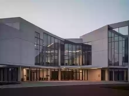 Ein modernes, minimalistisches Regierungsgebäude in den Niederlanden bei Dämmerung. - Foto: über boerse-global.de