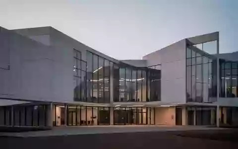 Ein modernes, minimalistisches Regierungsgebäude in den Niederlanden bei Dämmerung. - Foto: über boerse-global.de