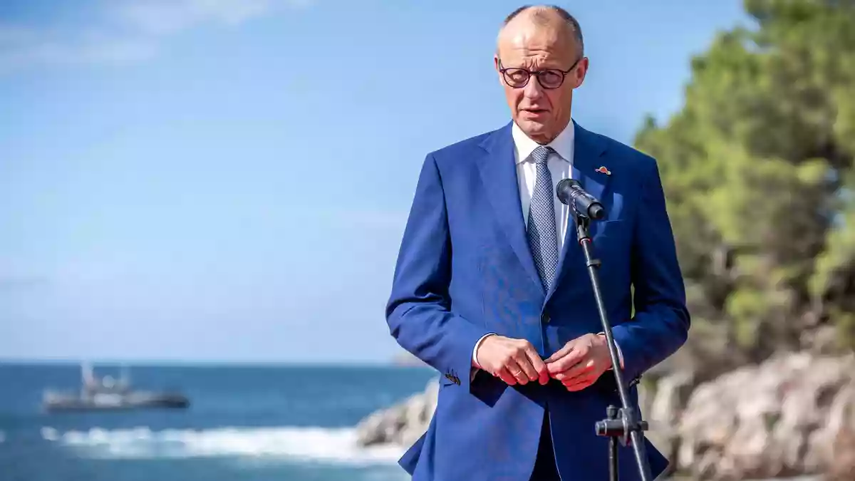 Merz ist zum zweiten Mal innerhalb von fünf Monaten in Montenegro. - Bild: Michael Kappeler/dpa