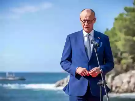 Merz ist zum zweiten Mal innerhalb von fünf Monaten in Montenegro. - Foto: Michael Kappeler/dpa