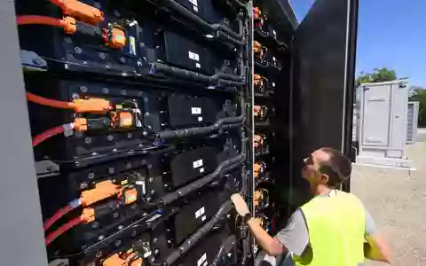 In Deutschland sind in diesem Jahr schon Hunderttausende Batteriespeicher in Betrieb gegangen. (Archivbild) - Foto: Hendrik Schmidt/dpa