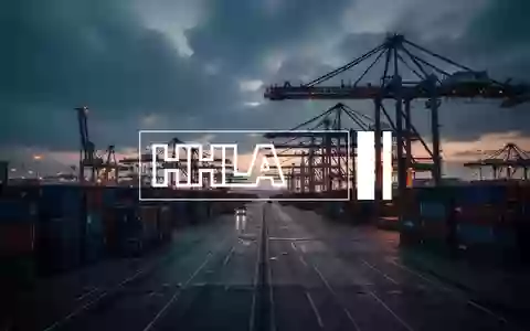 Ein moderner Containerhafen mit Kränen und gestapelten Containern in einer stimmungsvollen Dämmerung. - Foto: über boerse-global.de