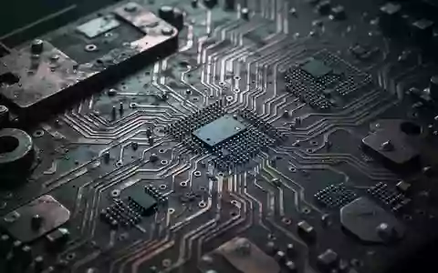 Detailaufnahme einer alten Computer-Hauptplatine mit komplexen Leiterbahnen und Mikrochips in einer industriellen Umgebung. - Foto: über boerse-global.de