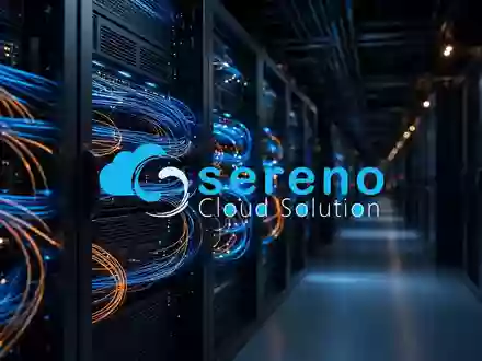 Abstraktes Bild eines modernen Serverraums mit leuchtenden Glasfaserkabeln als Symbol für Cloud-Infrastruktur. - Foto: über boerse-global.de