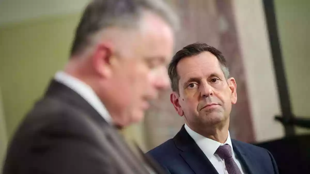 Die Ministerpräsidenten Schnieder und Lies stellen die Ergebnisse der MPK vor - Bild: Sebastian Gollnow/dpa
