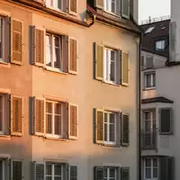 Fassadenansicht eines typischen Münchner Wohnhauses bei Tageslicht - Foto: über boerse-global.de