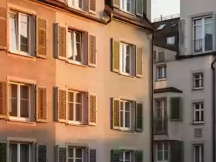 Fassadenansicht eines typischen Münchner Wohnhauses bei Tageslicht - Foto: über boerse-global.de