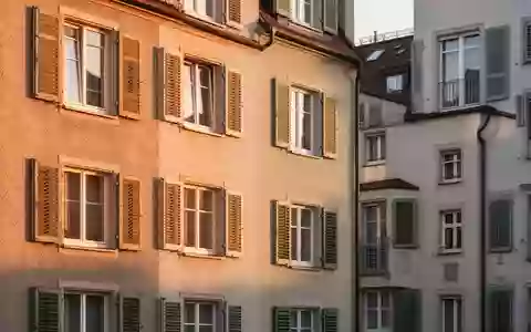 Fassadenansicht eines typischen Münchner Wohnhauses bei Tageslicht - Foto: über boerse-global.de
