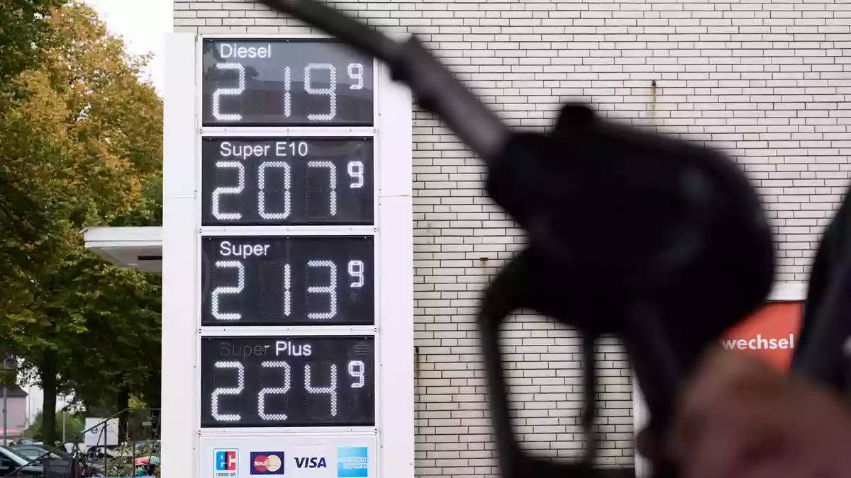 Derzeit greift für die Spritpreise ein Tankrabatt. (Archivbild) - Bild: Sina Schuldt/dpa