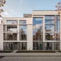 Moderne Wohnhausfassade in einer hessischen Kleinstadt an einem sonnigen Herbsttag. - Foto: über boerse-global.de