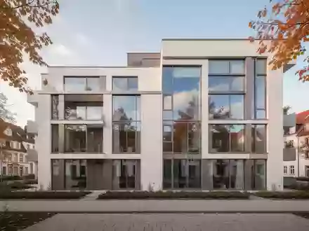 Moderne Wohnhausfassade in einer hessischen Kleinstadt an einem sonnigen Herbsttag. - Foto: über boerse-global.de