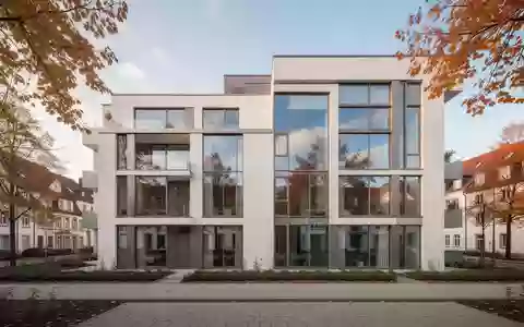 Moderne Wohnhausfassade in einer hessischen Kleinstadt an einem sonnigen Herbsttag. - Foto: über boerse-global.de