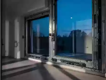 Ein verstärkter Fensterrahmen in einem minimalistisch eingerichteten Raum während der Dämmerung. - Foto: über boerse-global.de