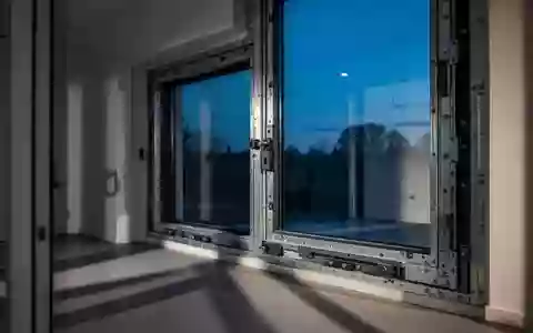 Ein verstärkter Fensterrahmen in einem minimalistisch eingerichteten Raum während der Dämmerung. - Foto: über boerse-global.de