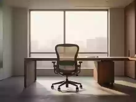Ein leerer, ergonomischer Arbeitsplatz in einem hellen, sonnendurchfluteten Büro ohne technische Geräte. - Foto: über boerse-global.de