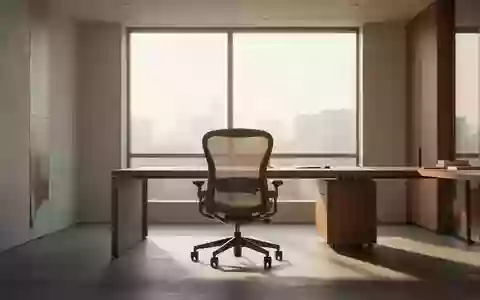 Ein leerer, ergonomischer Arbeitsplatz in einem hellen, sonnendurchfluteten Büro ohne technische Geräte. - Foto: über boerse-global.de