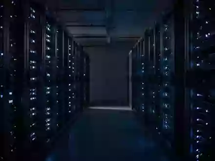 Dunkler Serverraum mit blau leuchtenden Status-LEDs an Hardware-Racks in einer minimalistischen Umgebung. - Foto: über boerse-global.de