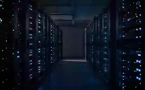 Dunkler Serverraum mit blau leuchtenden Status-LEDs an Hardware-Racks in einer minimalistischen Umgebung. - Foto: ĂŒber boerse-global.de