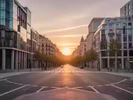 Eine leere moderne StraĂźenkreuzung in Madrid bei Sonnenuntergang. - Foto: ĂĽber boerse-global.de
