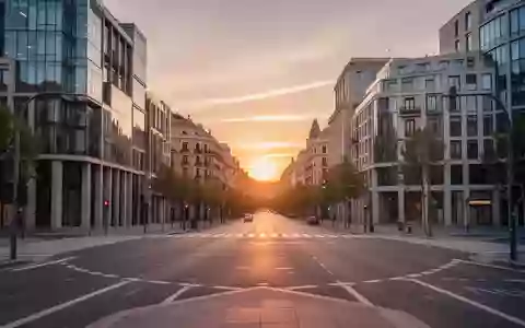 Eine leere moderne Straßenkreuzung in Madrid bei Sonnenuntergang. - Foto: über boerse-global.de