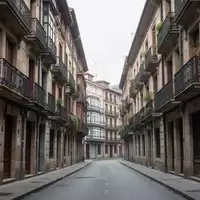 Eine ruhige Wohnstraße mit traditionellen Steingebäuden und schmiedeeisernen Balkonen in einem Viertel von Bilbao. - Foto: über boerse-global.de
