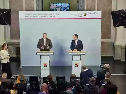 Der MPK-Vorsitzende Schnieder (links) und der Co-Vorsitzende Lies stellten gemeinsam die  Beschlüsse des Gremiums nach dem Treffen in Berlin vor.  - Foto: Sebastian Gollnow/dpa