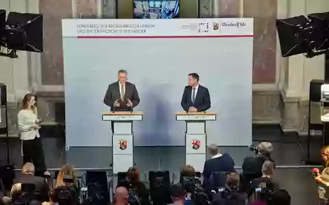 Der MPK-Vorsitzende Schnieder (links) und der Co-Vorsitzende Lies stellten gemeinsam die  Beschlüsse des Gremiums nach dem Treffen in Berlin vor.  - Foto: Sebastian Gollnow/dpa
