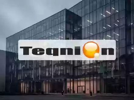 Abstraktes, atmosphärisches Foto eines modernen Bürogebäudes in kühlem, gedämpftem Licht als Symbol für die Marktlage. - Foto: über boerse-global.de
